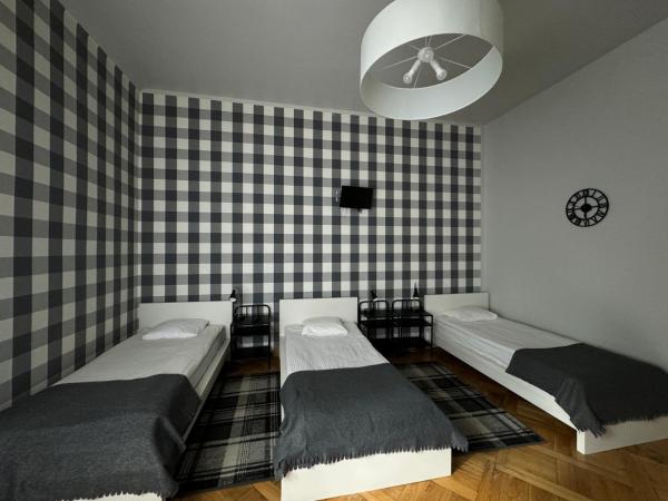 Cent Hostel : photo 4 de la chambre chambre triple basique avec salle de bains commune