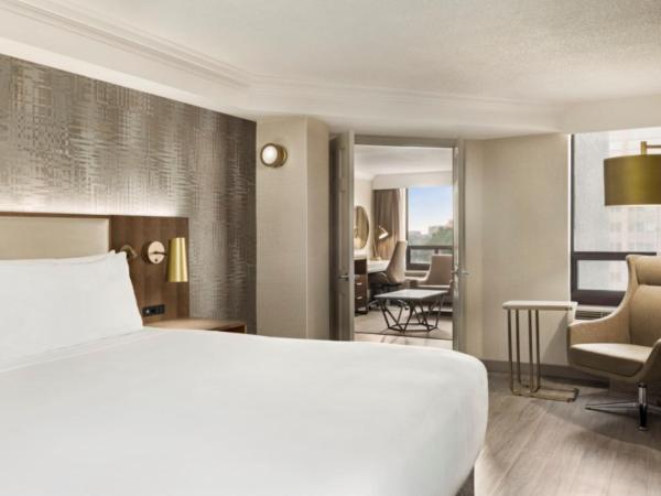 Crowne Plaza Toronto Airport, an IHG Hotel : photo 3 de la chambre suite 1 chambre lit king-size avec canapé-lit