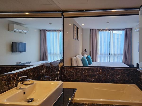 Cross Vibe Chiang Mai Decem Nimman Hotel - formerly X2 Vibe Chiang Mai Decem - SHA Extra Plus : photo 1 de la chambre suite 1 chambre avec baignoire