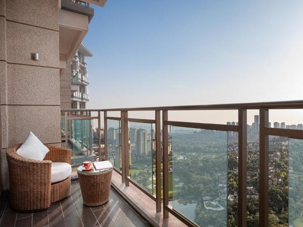 Crowne Plaza Chongqing New North Zone, an IHG Hotel : photo 1 de la chambre chambre lit king-size premium avec vue sur golf