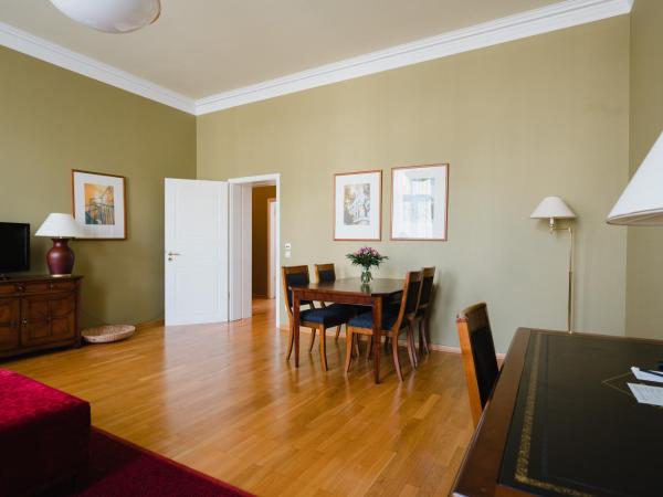 Louisa's Place : photo 1 de la chambre suite lit king-size avec balcon