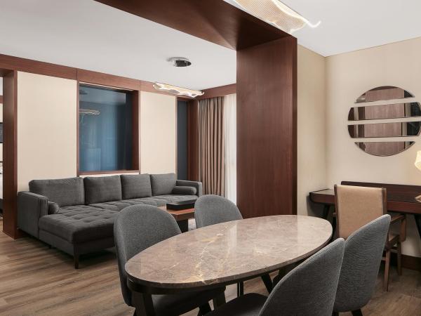 Sheraton Istanbul City Center : photo 2 de la chambre suite junior avec accès au salon