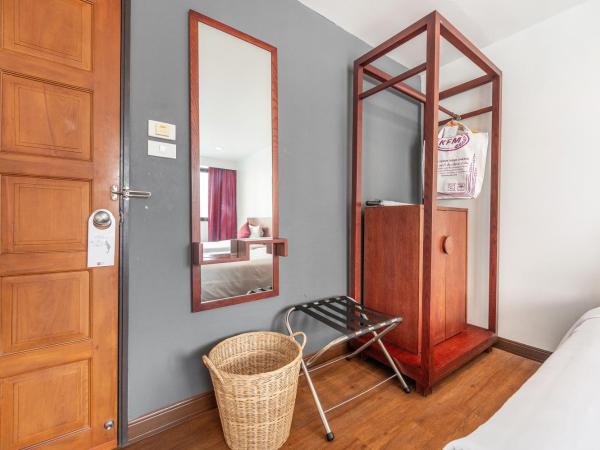 Ruamchitt Plaza Hotel : photo 7 de la chambre chambre lits jumeaux deluxe