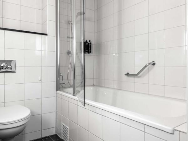 Best Western Plus Park City Hammarby Sjöstad : photo 6 de la chambre family room with one king bed and sofa bed