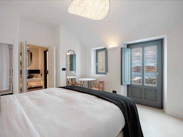 IKIES Santorini : photo 1 de la chambre maison the boatman avec bain à remous - vue sur caldera