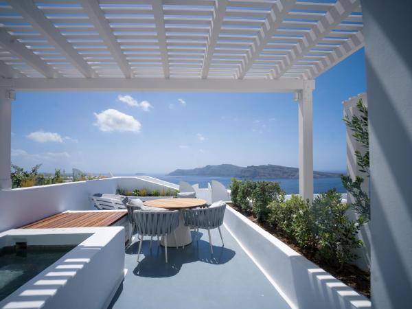 IKIES Santorini : photo 1 de la chambre maison the artisan avec bain à remous - vue sur caldera