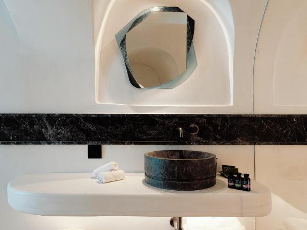 IKIES Santorini : photo 6 de la chambre maison the artisan avec bain à remous - vue sur caldera