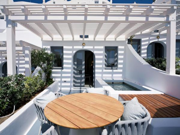 IKIES Santorini : photo 7 de la chambre maison the artisan avec bain à remous - vue sur caldera