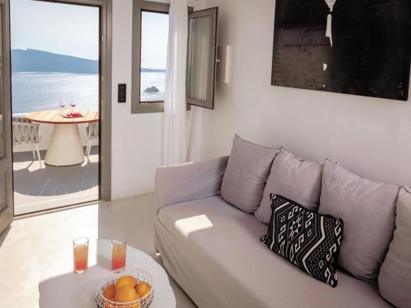 IKIES Santorini : photo 5 de la chambre maisonnette the cook avec bain à remous - vue sur caldera