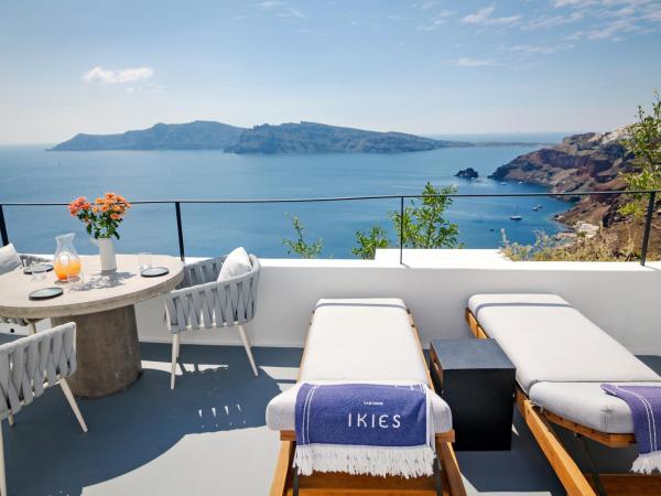 IKIES Santorini : photo 3 de la chambre maisonnette the alchemist avec bain à remous - vue sur caldera