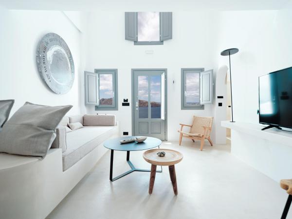 IKIES Santorini : photo 6 de la chambre maisonnette the alchemist avec bain à remous - vue sur caldera