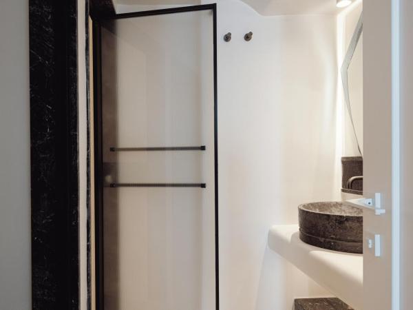 IKIES Santorini : photo 10 de la chambre maisonnette the captain avec bain à remous - vue sur caldera