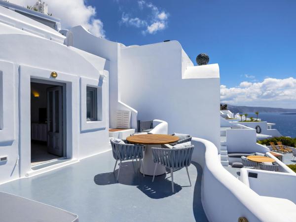 IKIES Santorini : photo 2 de la chambre maisonnette the captain avec bain à remous - vue sur caldera
