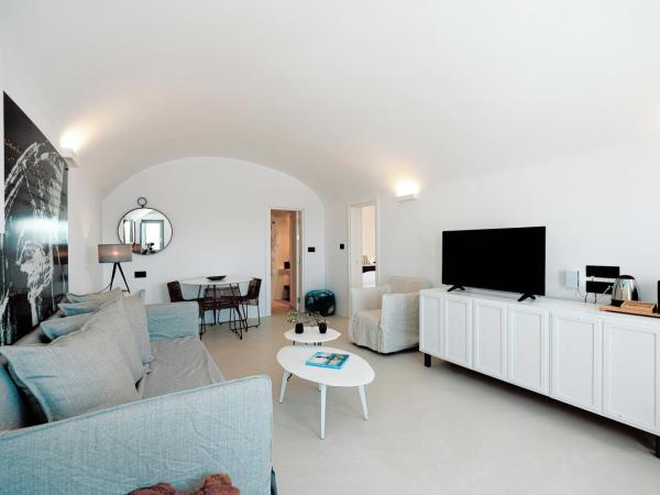 IKIES Santorini : photo 5 de la chambre maisonnette the captain avec bain à remous - vue sur caldera