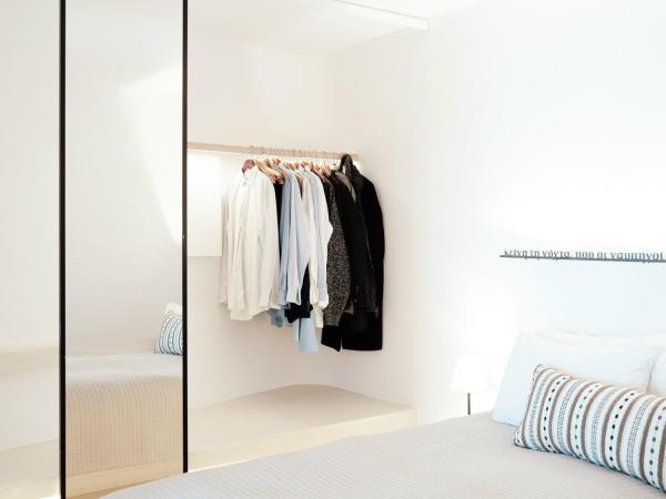 IKIES Santorini : photo 8 de la chambre suite the shipbuilder avec bain à remous - vue sur caldera