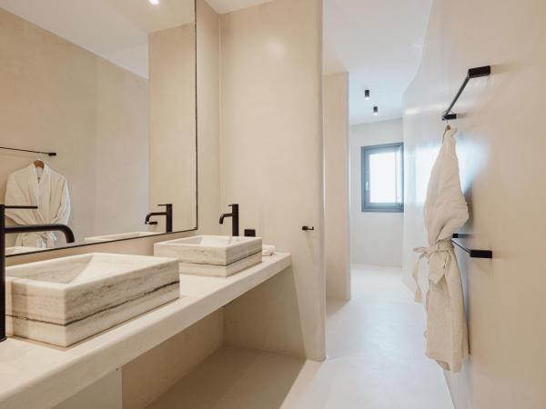 IKIES Santorini : photo 9 de la chambre suite the shipbuilder avec bain à remous - vue sur caldera