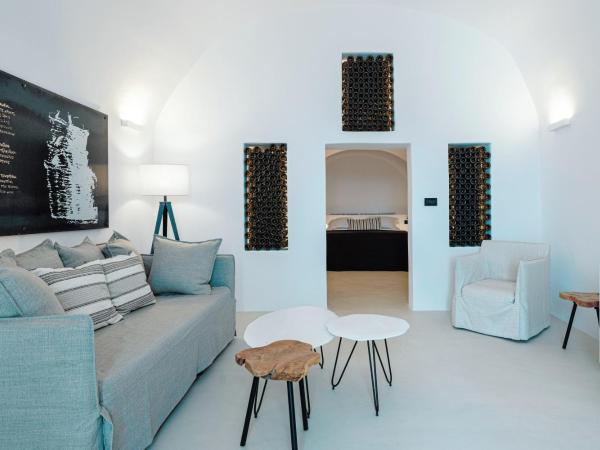 IKIES Santorini : photo 7 de la chambre suite the winemaker avec bain à remous - vue sur caldera