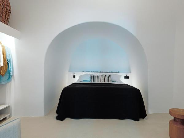 IKIES Santorini : photo 8 de la chambre suite the winemaker avec bain à remous - vue sur caldera