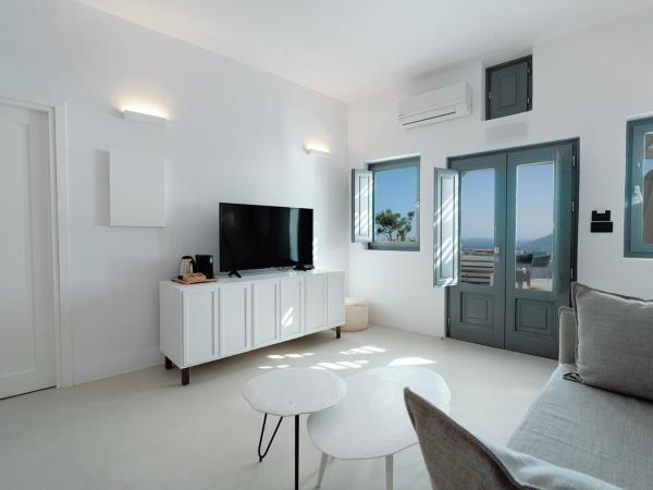 IKIES Santorini : photo 10 de la chambre maison the carpenter avec bain à remous - vue sur caldera