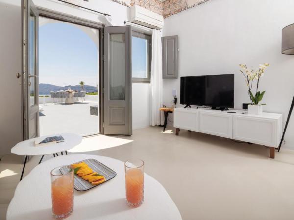 IKIES Santorini : photo 1 de la chambre suite the antiquarian avec bain à remous - vue sur caldera