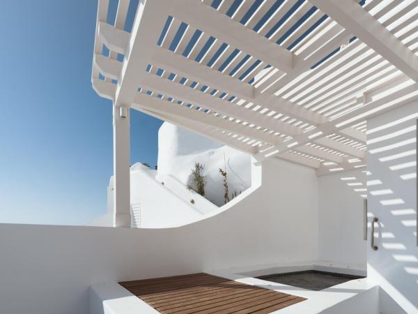 IKIES Santorini : photo 5 de la chambre suite the antiquarian avec bain à remous - vue sur caldera