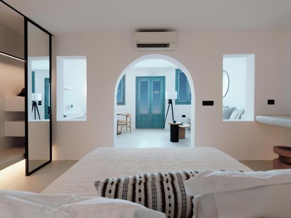 IKIES Santorini : photo 4 de la chambre the musician's suite with hοt tub & caldera view