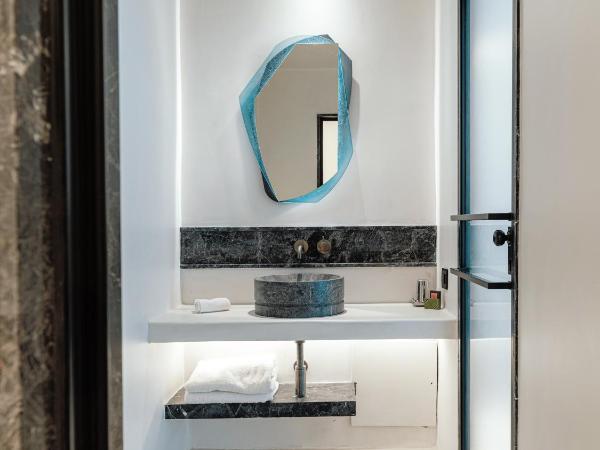 IKIES Santorini : photo 9 de la chambre the musician's suite with hοt tub & caldera view