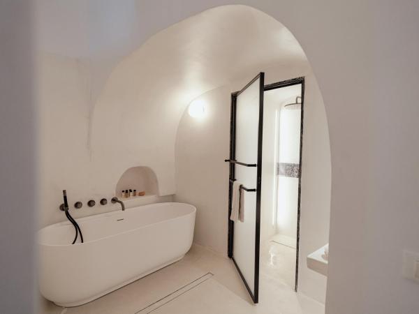 IKIES Santorini : photo 10 de la chambre villa the collector avec bain à remous - vue sur caldera