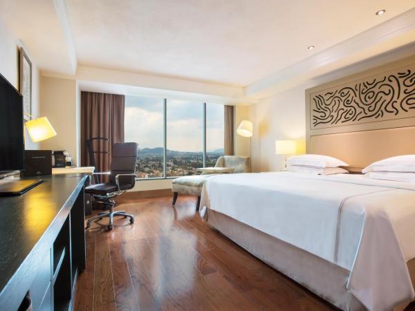 Barcelo Guadalajara : photo 10 de la chambre suite exécutive avec salle de conférences

