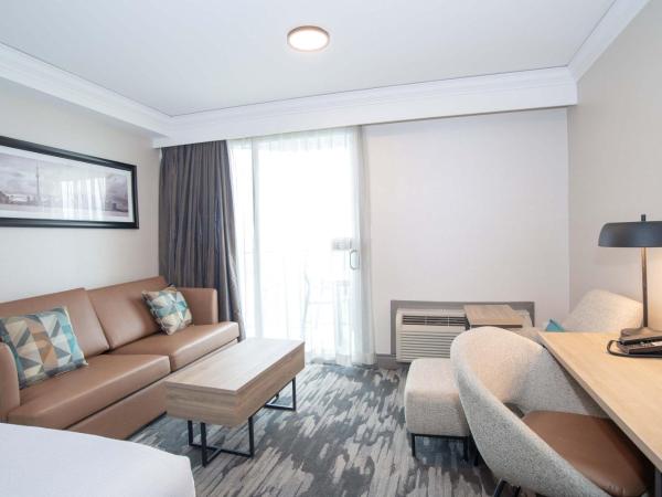 Sandman Signature Toronto Airport Hotel : photo 4 de la chambre grand room, 2 queen beds, balcony