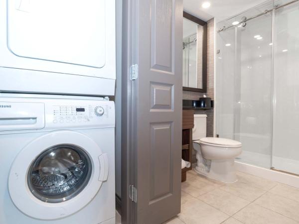 Sandman Signature Toronto Airport Hotel : photo 6 de la chambre grand suite, 1 king bed, kitchen, washer dryer, balcony