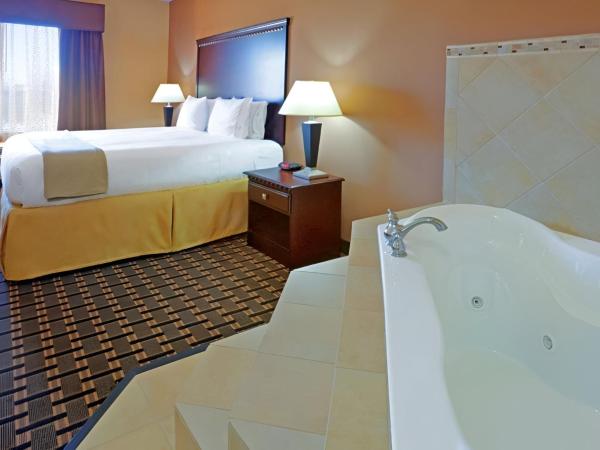 Comfort Inn & Suites Dallas Medical-Market Center : photo 5 de la chambre king suite with hot tub - accessible/non smoking