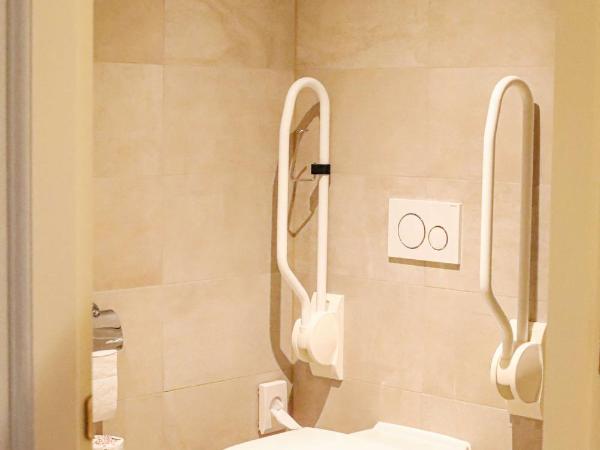 Grand Hotel Karel V : photo 5 de la chambre executive suite with one double and two single beds and roll-in shower - mobility accessible