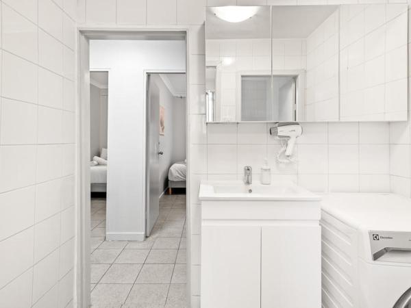 Rustic Queen Room - Conveniently Located - Shared Bathroom : photo 6 de la chambre chambre lit queen-size avec salle de bains commune