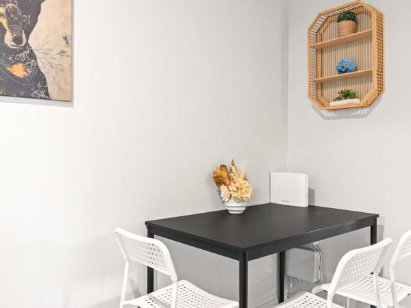 Rustic Queen Room - Conveniently Located - Shared Bathroom : photo 9 de la chambre chambre lit queen-size avec salle de bains commune