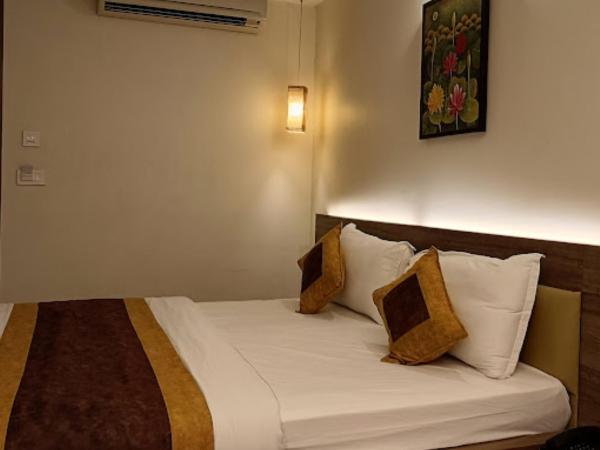 Hotel White Cloud Ahmedabad : photo 2 de la chambre chambre lit king-size deluxe