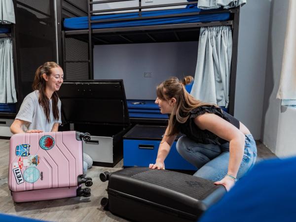 Sydney Backpackers : photo 3 de la chambre lit simple dans dortoir mixte de 6 lits avec salle de bains commune
