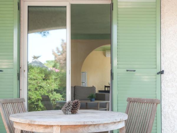 Résidence Domaine De Caranella : photo 4 de la chambre appartement 2 chambres avec piscine privée