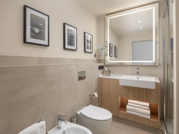 Courtyard by Marriott Milano Linate : photo 7 de la chambre chambre lit king-size deluxe - Étage