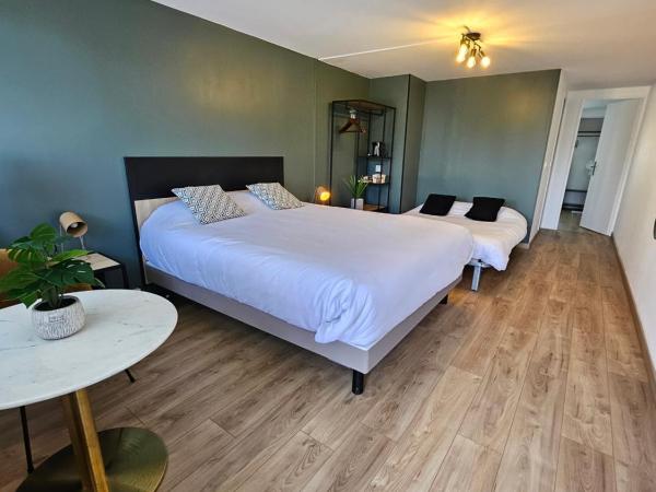 Campanile Chartres : photo 1 de la chambre chambre familiale avec 1 lit double, 2 lits simples et 1 canapé lit