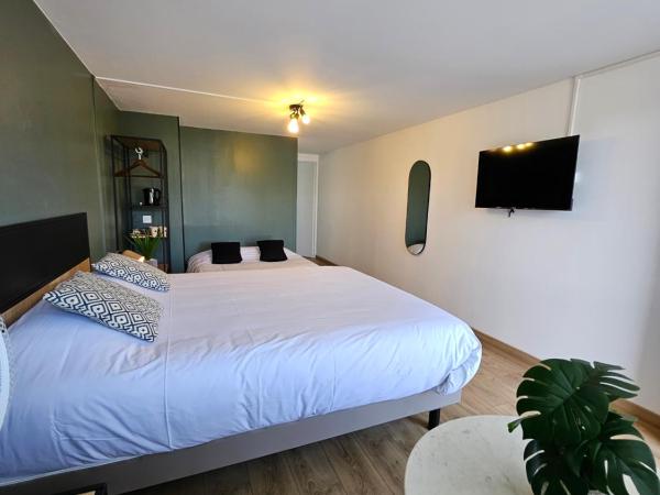 Campanile Chartres : photo 4 de la chambre chambre familiale avec 1 lit double, 2 lits simples et 1 canapé lit