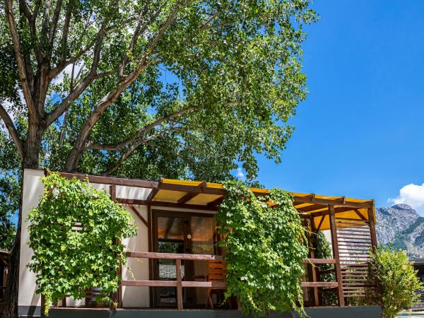 Mobile Homes Camp Galeb : photo 2 de la chambre relax three-bedroom mobile with terrace