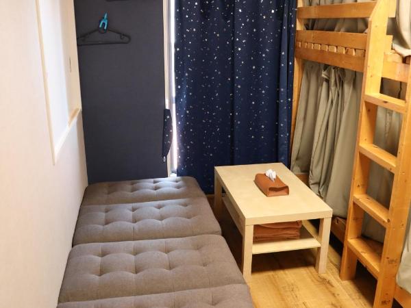 Guesthouse YOURS : photo 3 de la chambre chambre quadruple avec balcon 