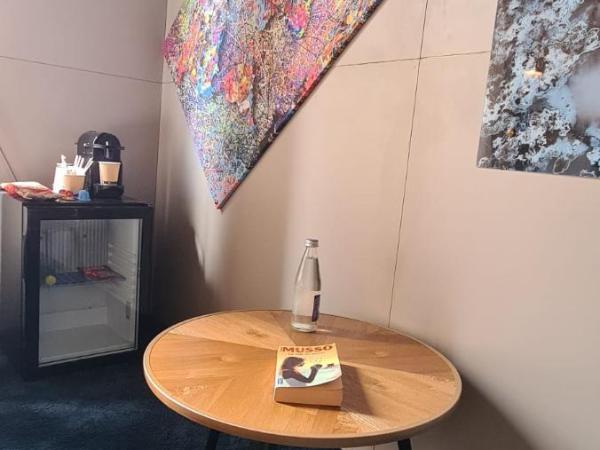 Hôtel les 4 éléments : photo 8 de la chambre chambre lits jumeaux - vue sur ville