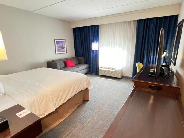 Hampton Inn & Suites Baltimore/Woodlawn : photo 1 de la chambre chambre lit king-size - non-fumeurs