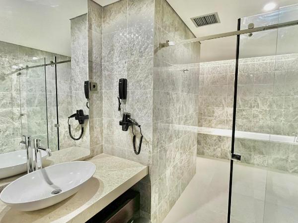 Merapi Merbabu Hotel Yogyakarta Powered by Archipelago : photo 3 de la chambre suite lit king-size