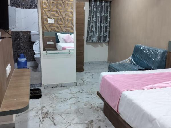 hotel nr nayan residency : photo 1 de la chambre chambre double avec salle de bains privative