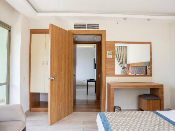 İNCEKUM WEST OTEL : photo 2 de la chambre chambre familiale