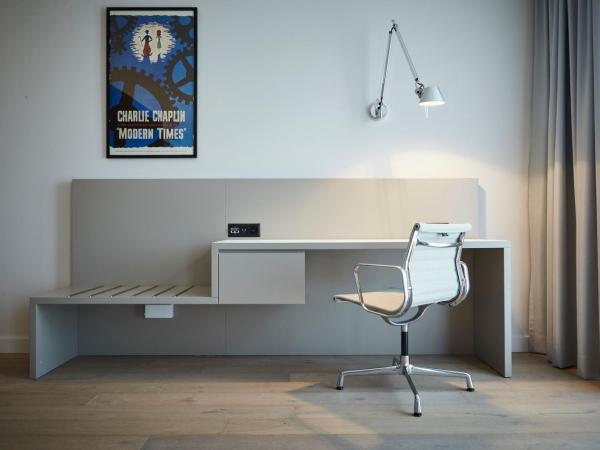 Modern Times Hotel, Vevey, A Tribute Portfolio Hotel : photo 3 de la chambre junior king suite with partial water view