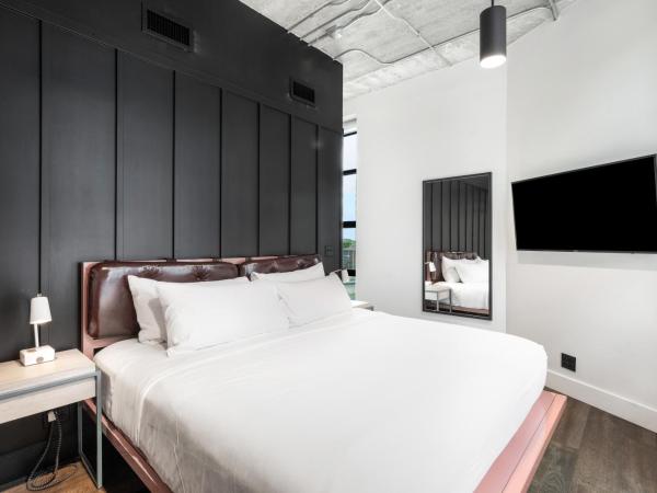 Waymore's Hotel : photo 5 de la chambre king bed junior suite with kitchenette